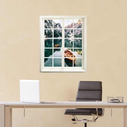 Wandaufkleber Wandtattoo in Form eines geschlossenen Fensters mit Blick auf einen See mit Booten und Bergen im Hintergrund. Hingucker für dunkle Räume ohne Fenster, selbstklebendes Wandtattoo als gedruckter Fensterrahmen im Büro über einem Schreibtisch