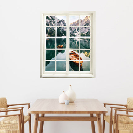 Wandaufkleber Wandtattoo in Form eines geschlossenen Fensters mit Blick auf einen See mit Booten und Bergen im Hintergrund. Hingucker für dunkle Räume ohne Fenster, selbstklebendes Wandtattoo als gedruckter Fensterrahmen über einem Esstisch.