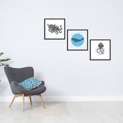 Posterset bestehend aus 3 Motiven von der Unterwasserwelt. Modernen Motive im Mandala-Stil mit Wal, Krake und Qualle an der Wohnzimmerwand.