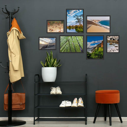 Das Posterset mit 7 Motiven hängt über einem Schuhregal, neben einer Garderobe