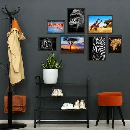 Das Posterset mit 7 Motiven hängt über einem Schuhregal, neben einer Garderobe