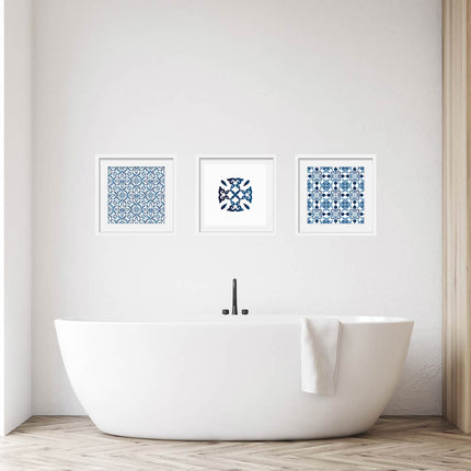 Posterset bestehend aus 3 Motiven mit portugiesischen Inspirationen Azulejos von blau bemalten und glasierten Keramikfliesen über einer weißen Badewanne hängend.