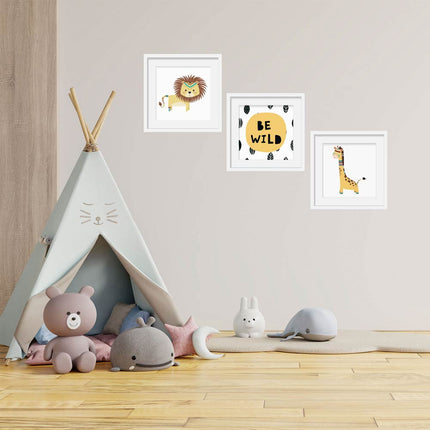 Posterset bestehend aus 3 Motiven mit einem Löwen, einer Giraffe sowie dem Spruch „Be Wild“ an einer Kinderzimmerwand.