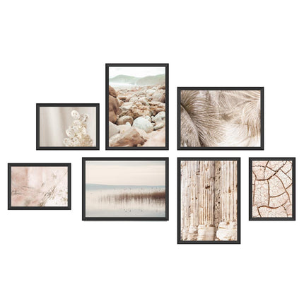 Das Posterset, bestehend aus 14 Motiven in genormten DIN Formaten, zeigt 7 Poster von der Rückseite. Muschelskelette von der Ostsee als Dekoration. Korallen und Steine am Strand. Pampasgras. Trockener Sand. 