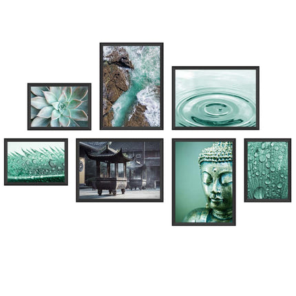 Das Posterset, bestehend aus 14 Motiven in genormten DIN Formaten, zeigt 7 Poster von der Vorderseite von einer Buddha-Statue in grün mit grünem Hintergrund. Regentropfen auf einem grünen Blatt. Einen Wassertropfen der auf das Wasser schlägt und Ringe schlägt. Eine grüne Sukkulente von oben fotografiert. Eine Felsbrandung von oben mit grünem Wasser und Gischt.