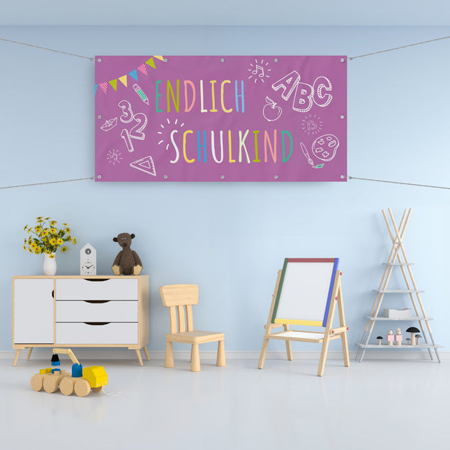 Tolle Dekoration zur Einschulung. XXL Banner für zu Hause mit Endlich Schulkind Text und Schulelementen im Kinderzimmer.