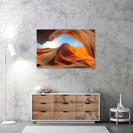 Imposantes Leinwandbild mit rot-orangenem Sandstein der Antiloopenschlucht in Arizona und blauem Himmel über einer Holzkommode im Wohnzimmer.