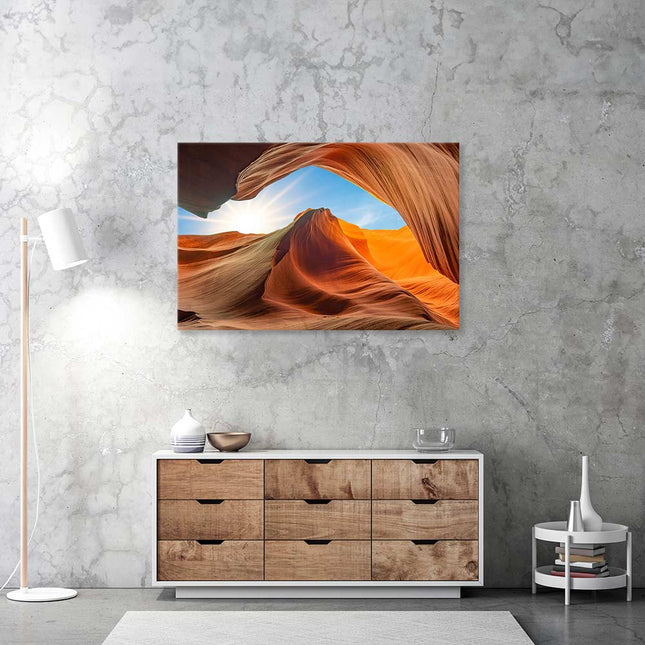 Imposantes Leinwandbild mit rot-orangenem Sandstein der Antiloopenschlucht in Arizona und blauem Himmel über einer Holzkommode im Wohnzimmer.