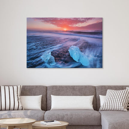 Einfach magische, der Diamond Beach in Island verzaubert mit seinen Eisbergen am schwarzen Strand im Sonnenuntergang. Passt perfekt zu der grauen Couch an der weißen Wand.