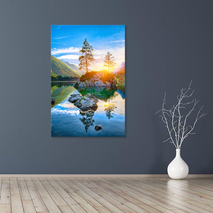 Erwecken Sie Ihre einfarbig grauen Wände zum Leben mit unserer atemberaubenden Leinwand, die einen malerischen Sonnenuntergang über einem See mit majestätischen Tannen und Bergen einfängt. Stimmungsvolle und eindrucksvolle Wanddekoration im Wohnzimmer.