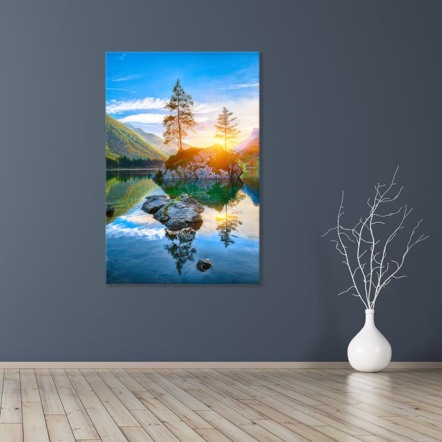 Erwecken Sie Ihre einfarbig grauen Wände zum Leben mit unserer atemberaubenden Leinwand, die einen malerischen Sonnenuntergang über einem See mit majestätischen Tannen und Bergen einfängt. Stimmungsvolle und eindrucksvolle Wanddekoration im Wohnzimmer.