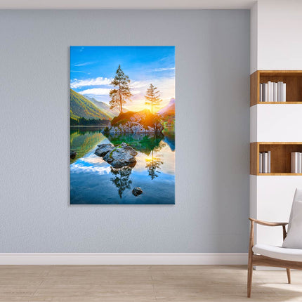 Die Schönheit der Natur kommt in unserer hochwertigen Leinwand mit Naturfotografie in einer ruhigen Leseecke zur Geltung. Genießen Sie den Anblick eines idyllischen Sees umgeben von majestätischen Tannen und erzeugen Sie eine beruhigende und inspirierende Atmosphäre in Ihrem Raum