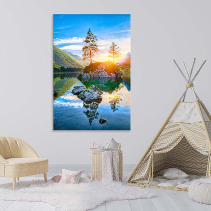Bringen Sie die Magie der Natur in Ihr Zuhause, ob Kinderzimmer, Wohnzimmer oder im Wartezimmer einer Arztpraxis. Die bedruckte Leinwand, zeigt einen schönen Sonnenuntergang über dem Hintersee mit Bergen und grünen Tannen. Eine eindrucksvolle Dekoration, die Ihre Gäste in Erstaunen versetzen wird.