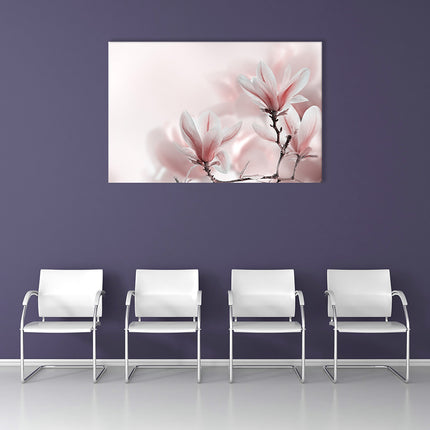 Das Leinwandbild mit Motiv Magnolienbaum ist eine ästhetisch ansprechende und  beruhigende Desdekoration für das Wartezimmer beim Arzt oder im Empfangsbereich im Büro. Erleben Sie die Ruhe der Naturfotografie in einer faszinierenden Makroaufnahme der Magnolienblüten.