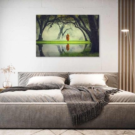 Wanddekoration auf Canvas, ein Mönch am See und die perfekte Spiegelung auf der stillen Wasseroberfläche verstärkt das Gefühl der Symmetrie und Harmonie.  Das Leinwandbild macht ihr zuhause zu einem friedvollen Rückzugsort, perfekt an einer weißen Wand über dem Bett.