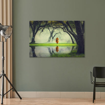 Wanddekoration für jeden Raum, ob Yoga Studio oder Wartezimmer. Der Mönch am See schwebt förmlich durch den Nebelwald. Das Bild wirkt mystisch und verzaubert den Betrachter.