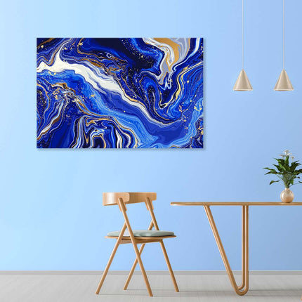 Verleihen Sie Ihrem Raum ein Hauch von Eleganz mit unserer Leinwand bedruckt mit einer Marmoroptik. Dieses edle blaugoldene Dekorationsstück passt perfekt an eine blaue Wand im Wohnzimmer oder über dem Esstisch.