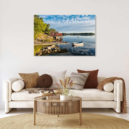 Leinwandbild mit Naturfotografie von einem Boot an Schwedens Küste. Die friedvolle Atmosphäre am See bringt das skandinavische Hygge-Gefühl direkt in Ihr Wohnzimmer. 