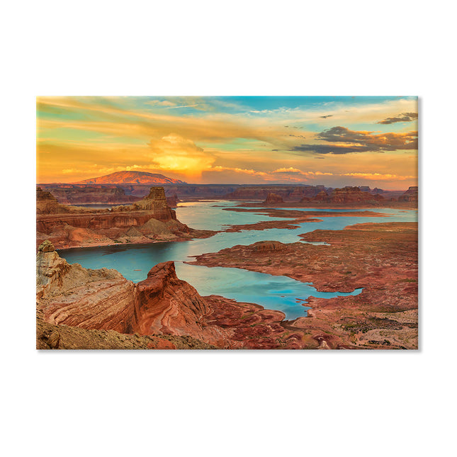 Romantische Szenerie eines Sonnenuntergangs am Lake Powell als Leinwanddruck. Die perfekte Mischung aus Orange und Blau sowie eine dramatischen Wolkenformationen bilden ein spektakulläres Wandbild für Wohnzimmer oder Schlafzimmer.