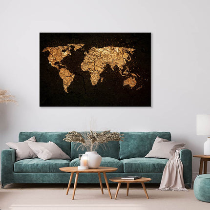 Edle Leinwand mit Weltkartenmotiv „Grunge“. Es sieht aus, als wären die Kontinente mit Sandhaufen auf ausgetrockneter Erde gestaltet. Der dunkle Hintergrund wirkt besonders kontrastreich zum blauen Sofa im Wohnzimmer oder im Wartezimmer bei Ärzten.