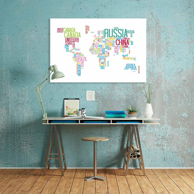 Die Leinwand mit buntem Weltkartenmotiv mit Ländernamen lädt zum spielerischem lernen ein. Perfekte Dekoration über einem Schreibtisch im Jugendzimmer, hier z.B. an einer türkisgrünen Wand