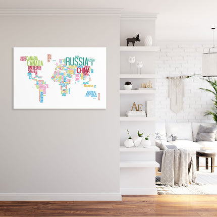BringenHolen Sie sich die Welt nach Hause, toller hingucker auf grauer Wand im Flur oder Wohnzimmer. Das Wandbild ist bedruckt mit den Ländernamen, die ein Weltkarten Motiv ergeben. Weltkartenmotiv mit Ländernamen zeigt. Diese einzigartige Dekoration lädt dazu ein, die Geografie spielerisch zu erkunden und zu lernen.
