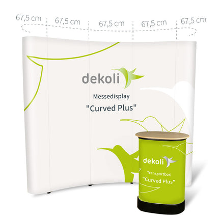 Messedisplay 'Curved Plus' von dekoli, weißer Hintergrund mit grünen, dynamischen Linien und Vogelmotiv, inklusive grüner Transportbox mit Firmenlogo und Maßangaben.
