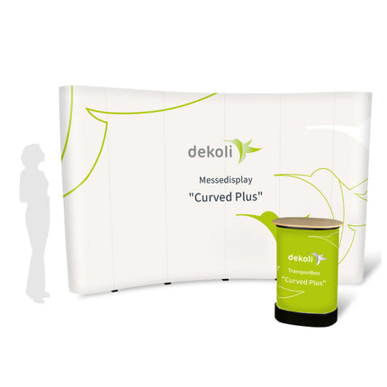 Tragbares Messedisplay 'Curved Plus' von dekoli mit grünen Akzenten und transparenter Silhouette einer Person für Größenvergleich, neben einer grünen Transportbox mit Logo.