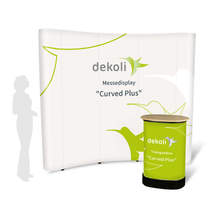 Messewand Curved Plus, Pop-Up-Wand mit Scherengittersystem. Grünes Dkeoli Logo auf weißer Rückwand mit Transportbox.
