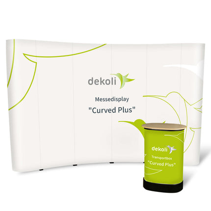 Pop-Up Messestand 'Curved Plus' von dekoli mit grün-weißem Design, inklusive passender grüner Transportbox mit Logo, ideal für Ausstellungen und Werbeevents. größ m