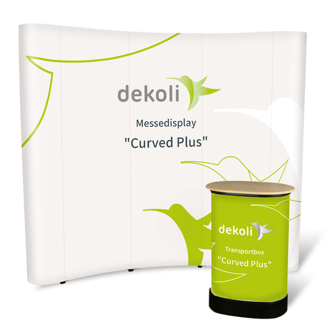 Messestand mit gebogener Rückwand und grünem Promotionstresen "Curved Plus" von dekoli.