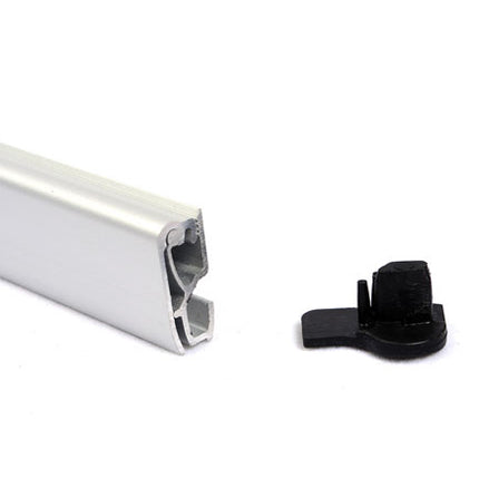 Detailaufnahme der Klemmleiste und des Endstücks eines 'Classic Basic' Roll-Up Banners, wesentliche Teile für die Montage und Spannung des Displays.