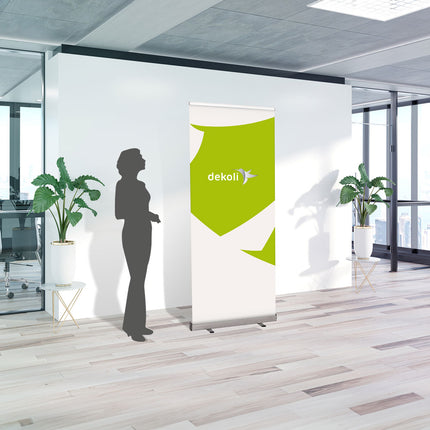 Roll-Up Aufsteller RollUp Basic für Produktwerbung im Innenbereich, mit grün weißem Dekoli Logo.