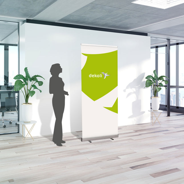 Roll-Up Aufsteller RollUp Basic für Produktwerbung im Innenbereich, mit grün weißem Dekoli Logo.