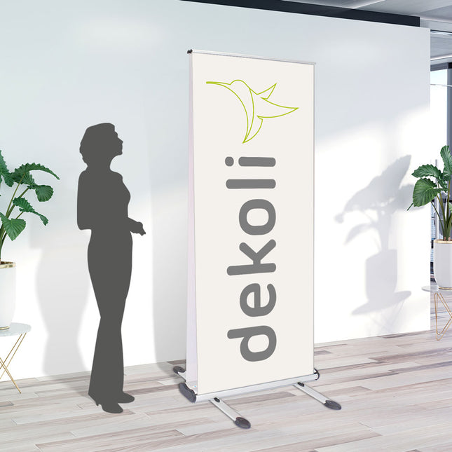 Werbedisplay Dpuble Outdoor, Bannerdisplay für Innen und Außen mit beidseitiger Werbefläche. Bedruckt mit Ihrem Wunschmotiv. Grünes Logo auf weißem Hintergrund als Beispiel.