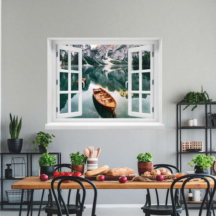 Wandaufkleber Wandtattoo in Form eines geöffneten Fensters mit Blick auf einen See mit Booten und Bergen im Hintergrund. Hingucker für dunkle Räume ohne Fenster, selbstklebendes Wandtattoo als gedruckter Fensterrahmen über einem bunt gedeckten Esstisch.
