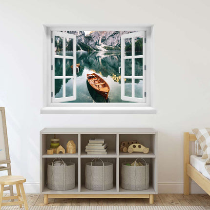 Offenes Fenster als selbstklebendes Wandbild mit Blick auf einen Bergsee mit Booten. Angebracht über einem Regal im Kinderzimmer. Ein faszinierender Blickfang für kleine Entdecker!