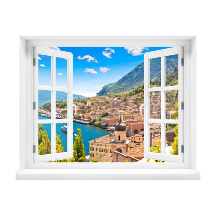 Bringen Sie das sonnige Italien in Ihr Zuhause! Unser selbstklebendes Wandtattoo, in Form eines geöffneten Fensters mit einem weißen Fensterrahmen, bietet eine wunderschöne Aussicht auf das malerische Dorf Porto di Limone und den glitzernden Gardasee. Perfekt für eine interessante Dekoration und Kurzurlaubsstimmung.