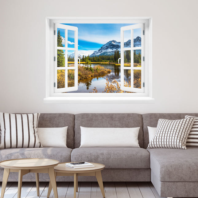 Bringen Sie die Schönheit Italiens in Ihr Zuhause! Selbstklebendes Wandtattoo in Form geschnitten mit Fenstermotiv und Blick auf die italienischen Berge und Fluss an einem schönen Herbsttag, über einem grauen Sofa. Eine interessante Dekoration für entspannte Momente.