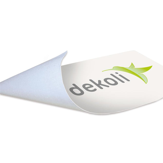 Teilweise aufgerolltes, weißes Textilbanner mit dem Logo von dekoli, illustriert die Qualität und Flexibilität von bedruckten Werbematerialien für professionelle Druckdienste.