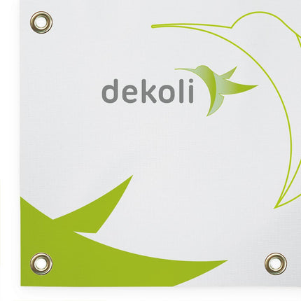 Ein weißes Werbebanner mit grüner Grafik und dekoli-Branding, versehen mit Metallösen zur einfachen Befestigung, ideal für sichtbare Außenwerbung und hochwertige Drucklösungen.