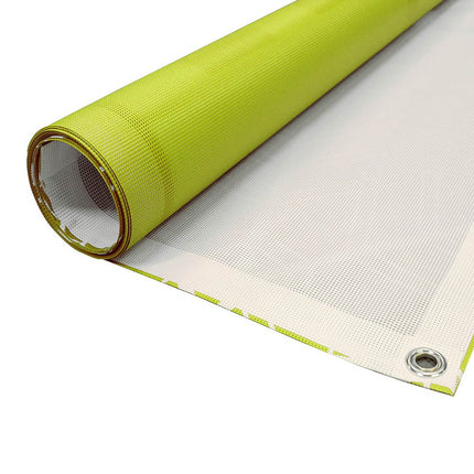 Rollenweise Mesh-Werbeplane in leuchtendem Grün, zur Hälfte aufgerollt, mit sichtbaren Metallösen und verstärkten Kanten, ideal für großformatige Außenwerbung und Druckdienste.
