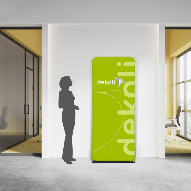Zipper Wall Banner in 80x200 cm im Innenraum. Unser Modell ist 165cm groß. Verwendung im Innenbereich. Dekoli Logo auf Grünem Hintergrund.